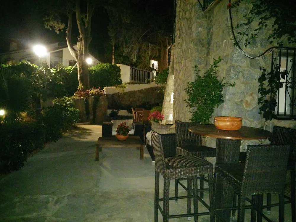 Hostal Boutique Los Geranios Del Pinar 토레몰리노스 0*,  스페인